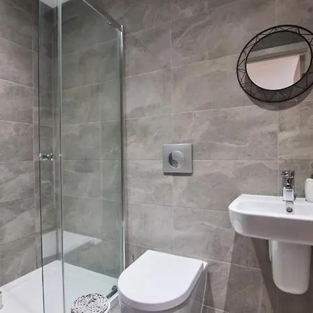 Contemporary - Sleeps 4 *