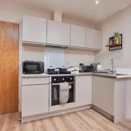 Contemporary - Sleeps 4 *
